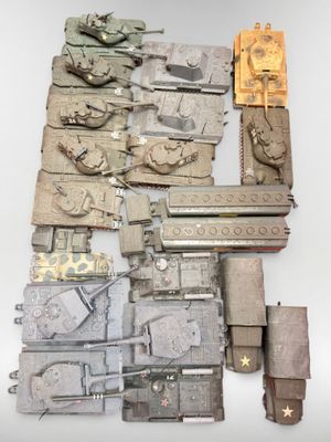de nombreux objets militaires qui se trouvent sur la table