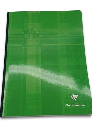 un gros plan sur un cahier vert orné d'un logo blanc