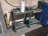 un seau posé sur un établi dans un garage