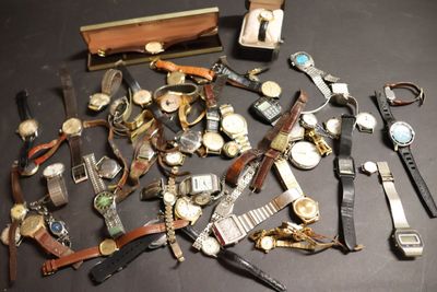 beaucoup de montres posées sur la table