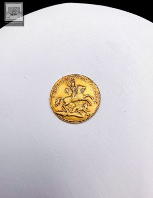 un gros plan d'une pièce d'or sur laquelle figurent un cheval et un cavalier