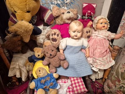 beaucoup de peluches et de poupées par terre