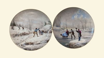 deux assiettes ornées d'images représentant des personnes jouant dans la neige