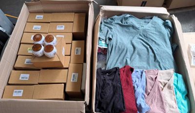 de nombreuses boîtes de vêtements qui traînent par terre