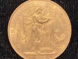 l'image d'une pièce d'or ornée d'une statue
