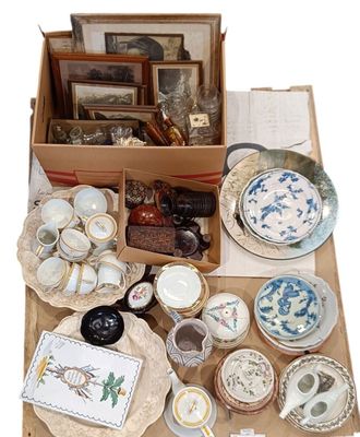 une boîte remplie d'objets assortis sur une table
