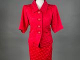 une robe rouge et une veste sur un mannequin, un mannequin, un mannequin, un mannequin, un mannequin, un mannequin, un mannequin, un mannequin, un mannequin, un mannequin, un mannequin, un mannequin, un mannequin, un mannequin, un mannequin, un mannequin, un mannequin, un mannequin, un mannequin, un mannequin, un mannequin, un mannequin, un mannequin, un mannequin, un mannequin, un mannequin, un mannequin, un mannequin, un mannequin, un mannequin, un mannequin, un mannequin, un mannequin, un