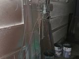 une photo d'un seau d'eau dans un garage