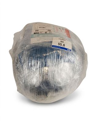 une boule de nourriture emballée dans du film plastique posée sur une surface blanche