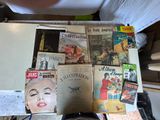beaucoup de livres et de magazines sur la table