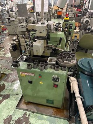 une machine placée au milieu d'une pièce