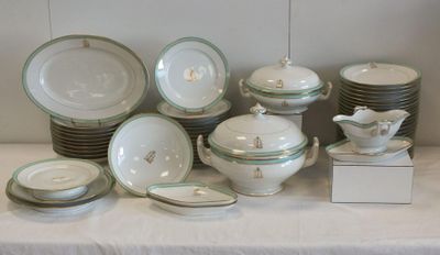 beaucoup d'assiettes et de bols sur une table