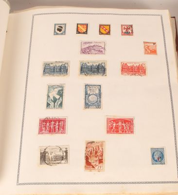 un livre avec un grand nombre de timbres différents