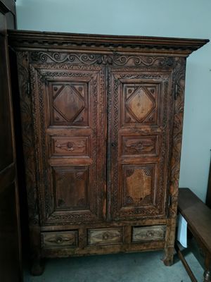 une armoire en bois dans le coin d'une pièce