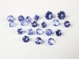 un bouquet de saphirs bleus sur un fond blanc