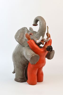 une statue représentant un éléphant et un homme qui s'étreignent