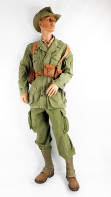 uniforme de soldat avec un chapeau et un fusil sur fond blanc