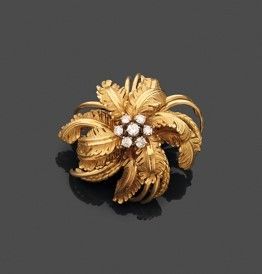une broche en forme de fleur en or 18 carats et diamants, signée Van Cleef