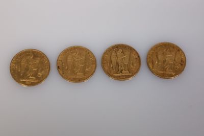 quatre pièces d'or sont disposées en ligne sur une surface blanche