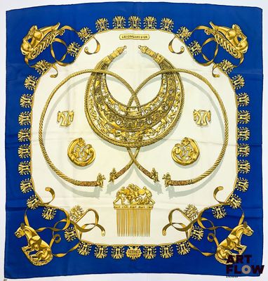une image représentant une écharpe bleue et blanche ornée de motifs dorés