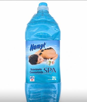 un gros plan sur une bouteille d'eau sur laquelle est allongée une femme