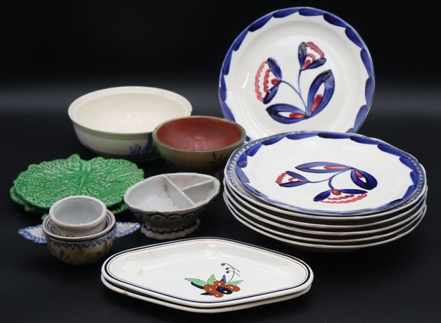 Lot de faïence : assiettes, petit pot, raviers et divers (acciden...