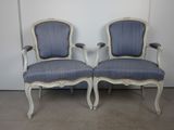 une paire de fauteuils rembourrés bleus et blancs dans une pièce