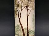 un vase sur lequel figure l'image d'un arbre