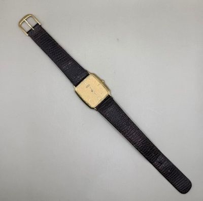 une montre plaquée or avec un bracelet en cuir noir