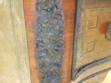 une armoire en bois ornée de motifs sculptés