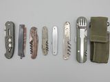 de nombreux types de couteaux différents, alignés les uns à côté des autres