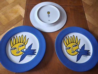 CORNEILLE : 3 assiettes en porcelaine décor au soleil et l'o…