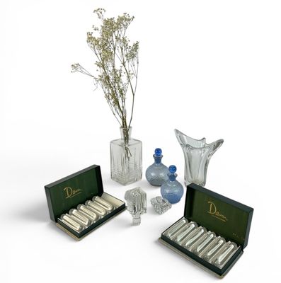 beaucoup de vases et de bouteilles en verre contenant des fleurs