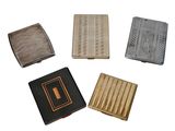 Plusieurs types de livres sont disposés en cercle sur une surface blanche.