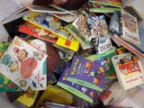 une pile de livres pour enfants posée sur une table