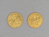 une paire de souverains d'or datant du règne du roi Untel et de la reine Untelle