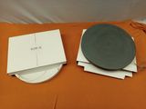 deux assiettes posées sur une table sur laquelle se trouve une boîte
