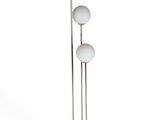 une photo d'un lampadaire sur lequel sont posées trois boules