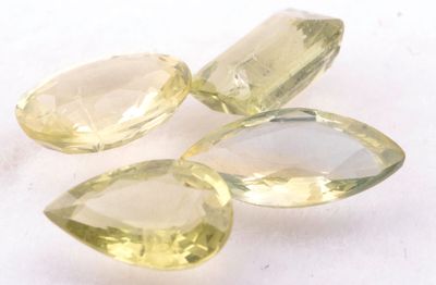 trois pierres de quartz jaunes sur un fond blanc