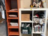une étagère sur laquelle est posé un ordinateur portable