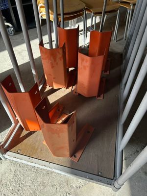 une cage métallique surmontée d'un tas de morceaux rouillés