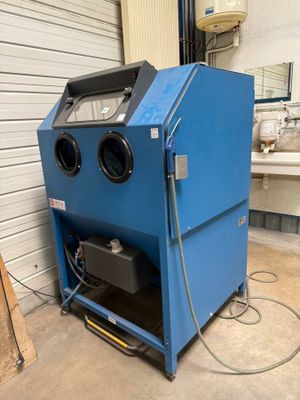 une photo d'une machine bleue garée dans un garage