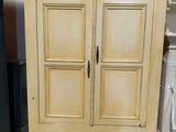 une petite armoire surmontée de deux portes