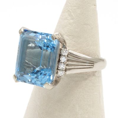 Bague en platine 900‰, centrée d'une topaze bleue de taille ovale d'un