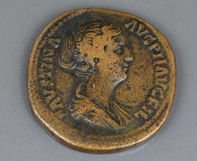 gros plan d'une pièce de monnaie sur laquelle figure un visage de femme