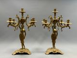 paire de candélabres anciens en laiton, ornés de figurines et de bougies