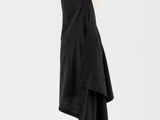 une robe noire sur un mannequin sur fond blanc