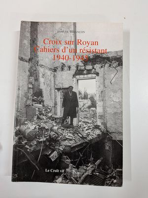 une photo en noir et blanc d'un homme debout devant un immeuble