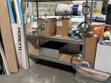 beaucoup de cartons et d'autres objets dans une pièce