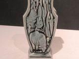 un vase sur lequel est représenté un éléphant